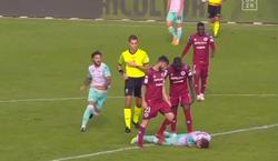In einem Spiel der Serie B trat ein Fußballspieler absichtlich auf den Kopf seines Gegners (VIDEO)