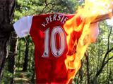 Фанаты «Арсенала» жгут футболки Робина ван Перси