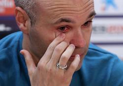 Андрес Иньеста расплакался, объявив об уходе из «Барселоны» (ФОТО, ВИДЕО)