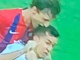 В Парагвае футболист укусил соперника за голову (ВИДЕО)