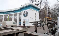 Памятник Лобановскому переезжает на Грушевского. ФОТО