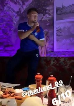 Футболісти Динамо співають на посвяченні новачків команди