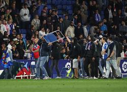 Espanyol fans run onto the pitch and disrupt Barcelona's championship celebrations (VIDEO)