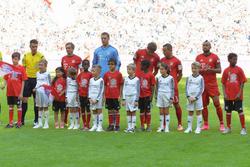 Игроки «Баварии» и «Аугсбурга» вышли на поле с детьми мигрантов