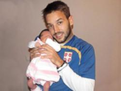 Милош Нинкович: «Малышка очень маленькая, я даже боюсь её на руки взять»