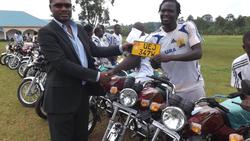 Клуб из Уганды подарил футболистам мотоциклы для подработки таксистами