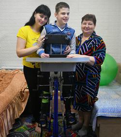 Фонд братів Суркіс придбав вертикалізатор для 10-річного Сашка