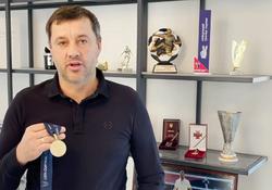 Український тренер виставив на аукціон медаль за перемогу в Кубку УЄФА. Гроші підуть ЗСУ