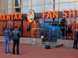 В Харькове облили краской фан-шоп «Шахтера» на стадионе «Металлист» (ФОТО)