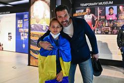 Легендарний Буффон із подарунком зустрів юного біженця з України. Емоційне відео