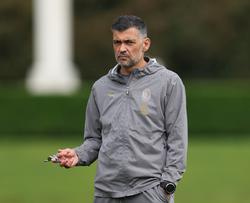 Бывший главный тренер «Милана» Сержиу Консейсао может трудоустроиться в Саудовской Аравии