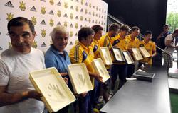 Украинские футболисты оставили свои ладони на «Стене Славы»