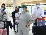 «Не менее 17 чемоданов». Полузащитник «Шахтера» вернулся в Бразилию с семьей (ФОТО)