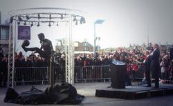 «Арсенал» открыл статую Денниса Бергкампа