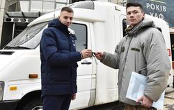 Бражко та Нещерет від імені молодіжної збірної України передали авто швидкої допомоги для потреб ЗСУ