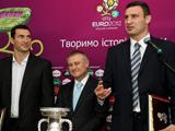 Братья Кличко установят сто детских площадок к Евро-2012