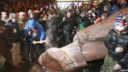 Запорожский «Металлург» заявил, что не имеет отношения к свержению памятника Ленину