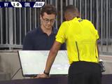 Впервые в истории футбола судья использовал видеоповтор (ВИДЕО)