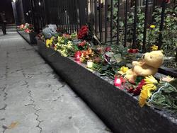 У Києві до посольства Росії несуть квіти
