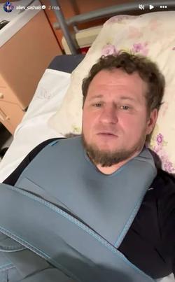«Живий-здоровий після наркозу». Алієва госпіталізували після травми плеча, отриманої у матчі медіаліги (ФОТО)