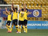 Сингапурские футболисты ходят по домам болельщиков