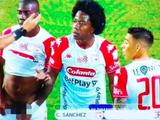 В Колумбии футболист снял трусы перед штрафным ударом (ФОТО)