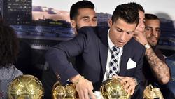 Роналду дарит «Золотые мячи» всем посетителям его отелей