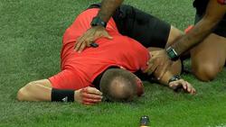 Матч Лиги Европы был прерван из-за беспорядков, которые привели к травме арбитра