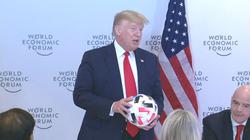 Президент ФИФА подарил мяч президенту США Трампу