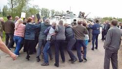Похоже прошлой весной, жители Донбасса, бросались не под те танки.