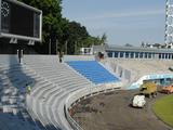 На стадионе «Динамо» начали устанавливать новые сиденья