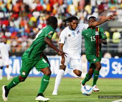 Дьемерси Мбокани в матче с Замбией - ФОТО