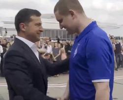 Пленный моряк Андрей Шевченко вернулся в Украину в футболке «Динамо» (ВИДЕО)