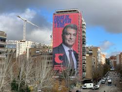 Кандидат в президенты «Барсы» повесил свой баннер возле стадиона «Реала» (ФОТО)