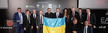 Прапор України з підписом Президента Зеленського продали за 110 тисяч євро. Гроші підуть на відбудову стадіону в Ірпені