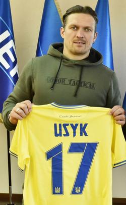 Александр Усик стал амбасадором сборной Украины (ФОТО)