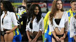 Игроки нидерландских клубов вышли на поле с моделями в нижнем белье (ФОТО, ВИДЕО)