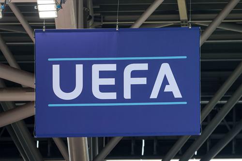 УЕФА принял решение по итогам дела о распевании фанатами «Фенербахче» песни про Путина
