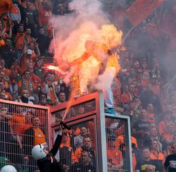 На футбольном матче в Польше полицейский поджег фаната (ФОТО)