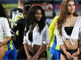 Игроки нидерландских клубов вышли на поле с моделями в нижнем белье (ФОТО, ВИДЕО)