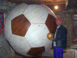 Буковинец смастерил двухметровый деревянный мяч