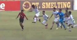 В Индонезии футболисты избили арбитра за пенальти на 90-й минуте (ВИДЕО)