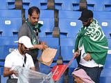 Болельщики сборной Саудовской Аравии сами убрали трибуны стадиона после матча (ФОТО)