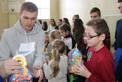 Віталій Буяльський став посланцем святого Миколая і подарував свято юним калинівським спортсменам