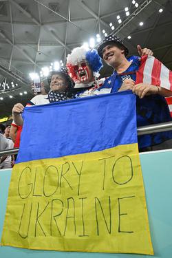 „Chwała Ukrainie”: kibice reprezentacji USA wywiesili flagę Ukrainy na meczu z Iranem (FOTO)