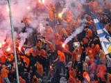 Матч чемпионата Кипра был остановлен после попадания петарды в футболиста