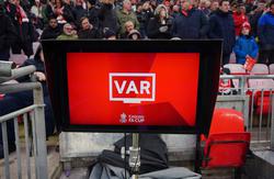 З наступного сезону арбітри АПЛ пояснюватимуть рішення VAR вболівальникам під час матчів