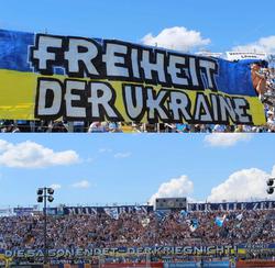 «Сезон окончен, но война — нет! Свободу Украине!», — огромный баннер на трибуне болельщиков «Мюнхен 1860» (ФОТО)
