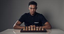 Защитник «Ливерпуля» уступил чемпиону мира по шахматам за пять минут