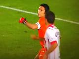 Мексиканский вратарь отправил мяч в свои ворота рикошетом от головы соперника (ВИДЕО)